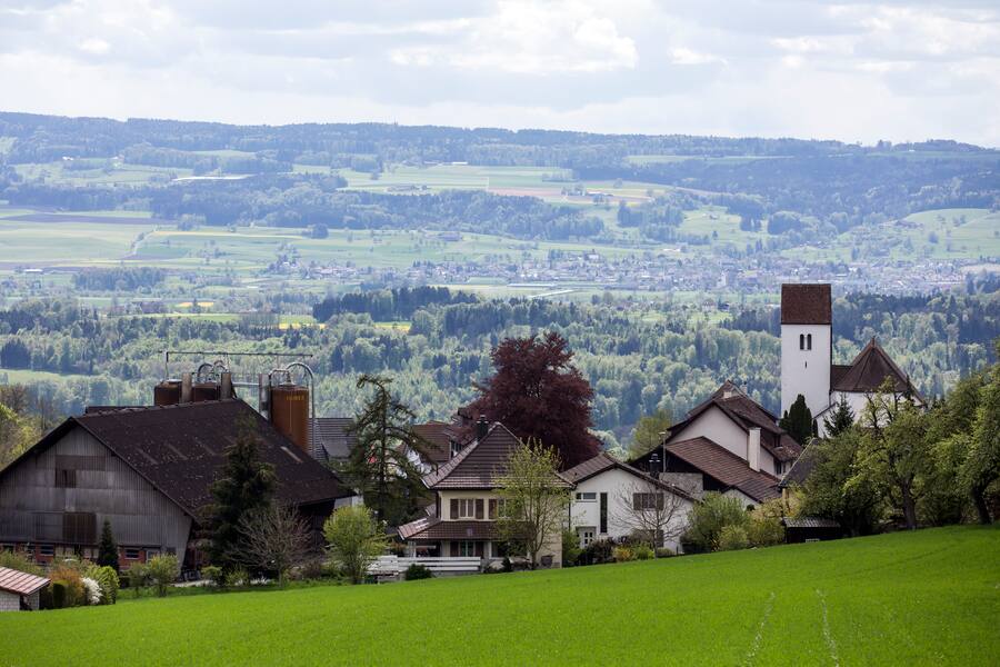 Die Gemeinde Oberwil (Oberwil-Lieli), aufgenommen am Mittwoch, 27. April 2016. Die Stimmberechtigten von Oberwil-Lieli AG werden am kommenden Sonntag, 1. Mai in einer Referendumsabstimmung entscheiden, ob die Gemeinde die vom Kanton Aargau zugeteilten Asylsuchenden aufnehmen soll. (KEYSTONE/Alexandra Wey)