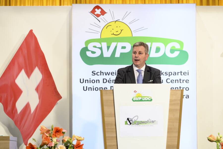 Marco Chiesa, president de l'UDC Suisse et conseiller aux Etats (TI), prend la parole lors de l'assemblee des delegues de l'UDC (Union democratique du centre) Suisse, ce samedi 15 janvier 2022, a Reconvilier (BE). (KEYSTONE/Anthony Anex)