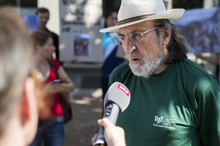 Tierschuetzer Erwin Kessler demonstriert vor dem Ratsgebaeude am Mittwoch, 16. August 2017 in Frauenfeld. Die Thurgauer Regierung raeumt Fehler im Umgang mit dem mutmasslichen Tierquaeler von Hefenhofen ein. Weitere Faelle mit Tierhalteverbot sollen geprueft werden. (KEYSTONE/Christian Merz)