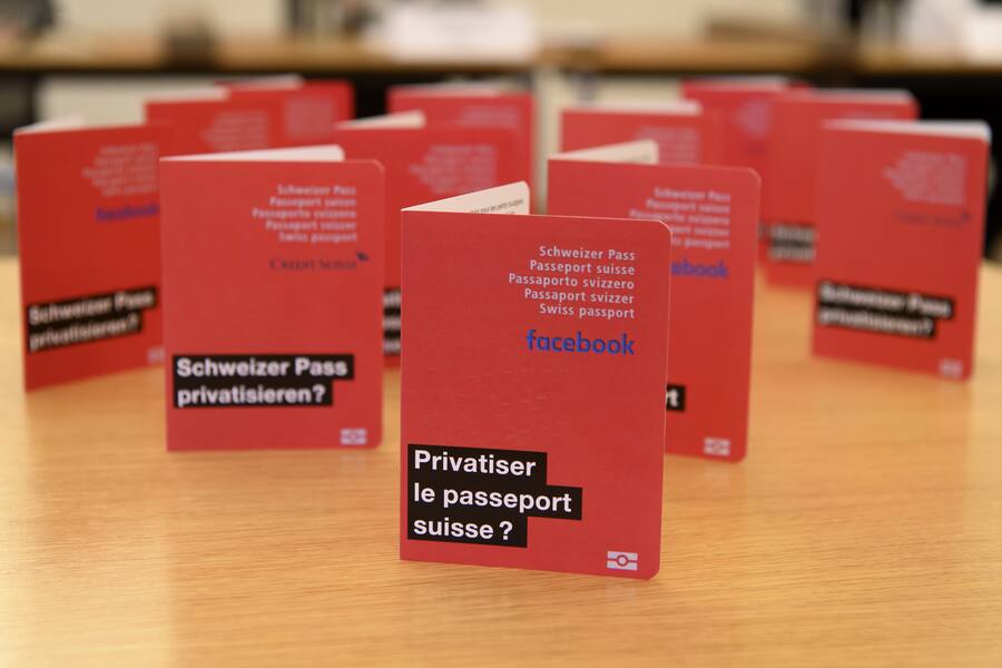 Falsche Schweizer Paesse fotografiert waehrend der Medienkonferenz "Fatale Fehler fuer die Zukunft vermeiden" ueber die Privatisierung der elektronischen Identitaet (E-ID), am Dienstag, 2. Februar 2021, in Bern. Die Schweizer Stimmbevoelkerung wird am 7. Maerz ueber das E-ID-Gesetz entscheiden. (KEYSTONE/Anthony Anex)