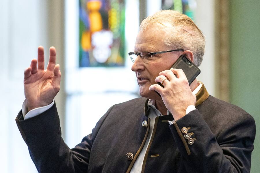 Heinz Taennler, SVP, telefoniert waehrend des 2. Wahlgangs fuer den zweiten Staenderatssitz des Kantons Zug, am Sonntag, 17. November 2019, im Regierungsgebaeude in Zug. (KEYSTONE/Alexandra Wey)