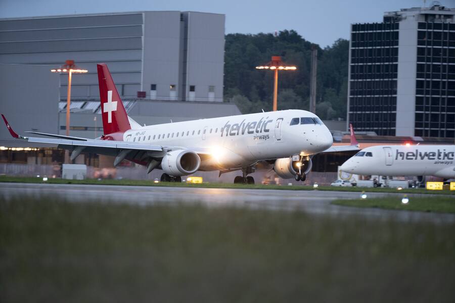 An Embraer 190 aircraft from Helvetic Airways at Zurich Airport in Kloten, Switzerland, photographed on 5 June 2019. (KEYSTONE/Gaetan Bally)Ein Flugzeug des Typs Embraer 190 von Helvetic Airways am Flughafen Zuerich in Kloten, aufgenommen am 5. Juni 2019. (KEYSTONE/Gaetan Bally)