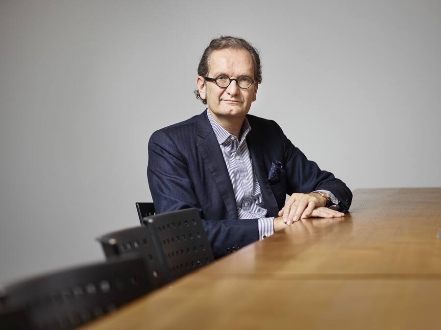 Portrait Walter Oberhaensli, CEO and delegate of the board of directors of the Zur Rose Group AG, taken at the online pharmacy's headquarters in Frauenfeld, Switzerland, on December 7, 2016. (KEYSTONE/Christian Beutler)Walter Oberhaensli, CEO und Delegierter des Verwaltungsrates der Zur Rose Group AG, portraitiert am 7. Dezember 2016 am Hauptsitz der Online-Apotheke in Frauenfeld. (KEYSTONE/Christian Beutler)