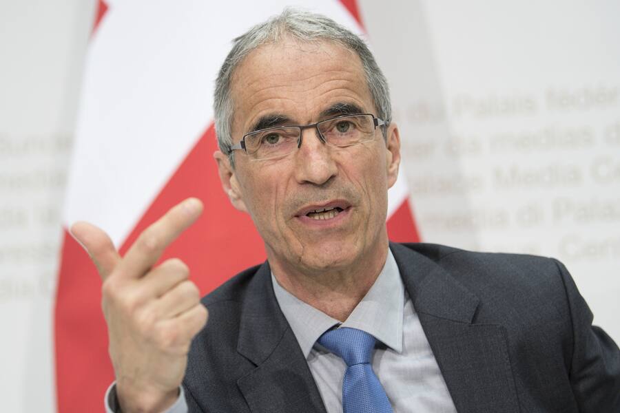 Serge Gaillard, Direktor Eidgenoessische Finanz Verwaltung EFV, spricht an einer Medienkonferenz ueber die Volksinitiative "fuer krisensicheres Geld: Geldschoepfung allein durch die Nationalbank", Vollgeld-Initiative, am Dienstag, 17. April 2018, in Bern. Das Schweizer Stimmbevoelkerung stimmt am 10. Juni ueber diese Initiative ab. (KEYSTONE/Peter Schneider)