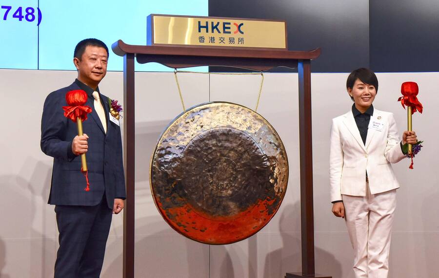 Haidilao-Gründer Zhang Yong und Shu Ping beim Börsenstart ihrer Firma, 2018.