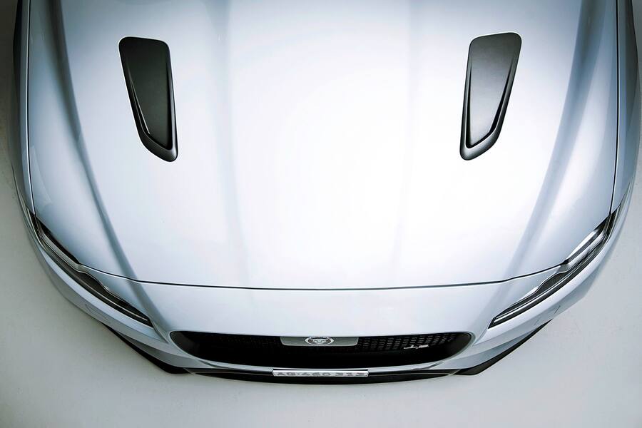 SPORT 02/2020 PUBLI Jaguer e-Pace und Fechter Max Heinzer