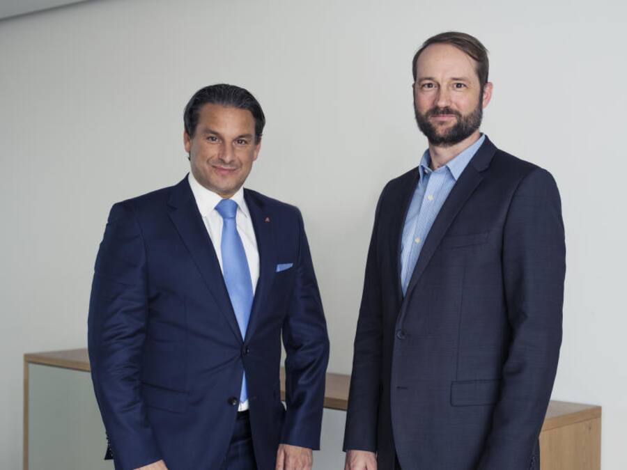 Tamur Goudarzi Pour mit «Handelszeitung»-Redaktor Tim Höfinghoff.