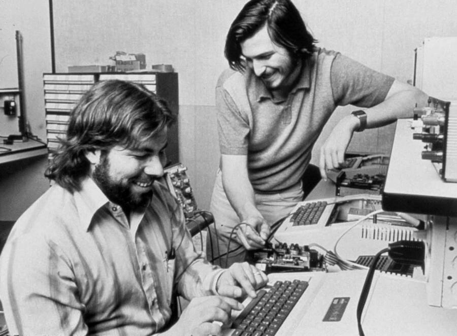 Apple Computer wurde 1976 von Steve Jobs (links), Steve Wozniak (rechts) und Ronald Wayne (nicht im Bild) in der Garage von Jobs Eltern gegruendet. (KEYSTONE/APPLE)