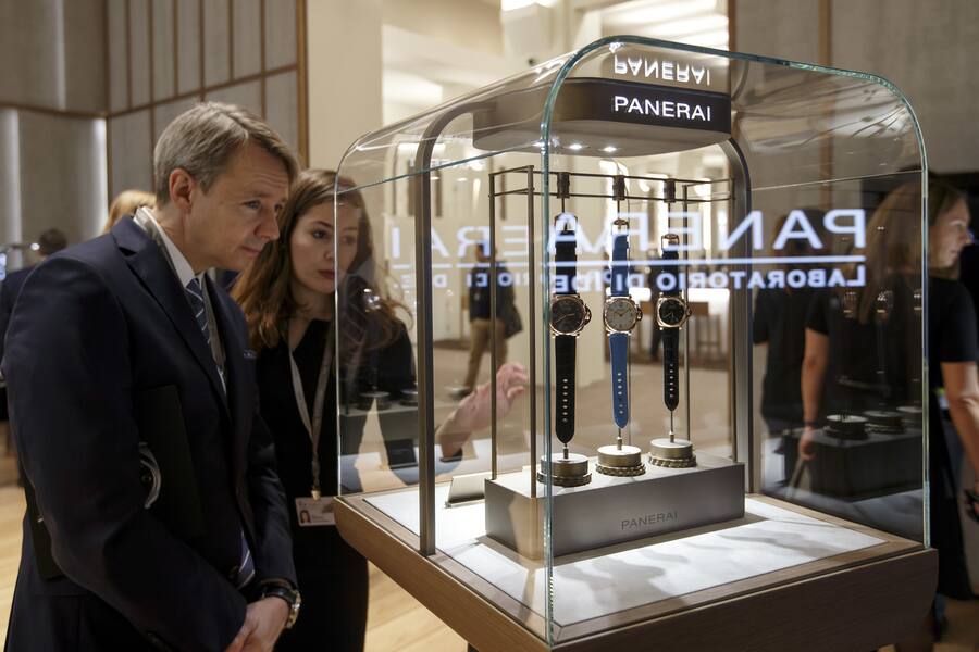 Visitors gather at the Panerai booth, during the first day of the 28th edition of the Salon International de la Haute Horlogerie, SIHH, in Geneva, Switzerland, Monday, January 15, 2018. (KEYSTONE/Salvatore Di Nolfi)