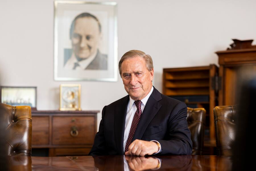 Walter Frey, Verwaltungsratspräsident Emil Frey AG, und Alt Nationalrat SVP, fotografiert am Geschäftssitz der Emil Frey in Zürich Altstetten, am 27. Mai 2020. Im Hintergrund ein Porträt seines Vaters, dem Firmengründer Emil Frey.